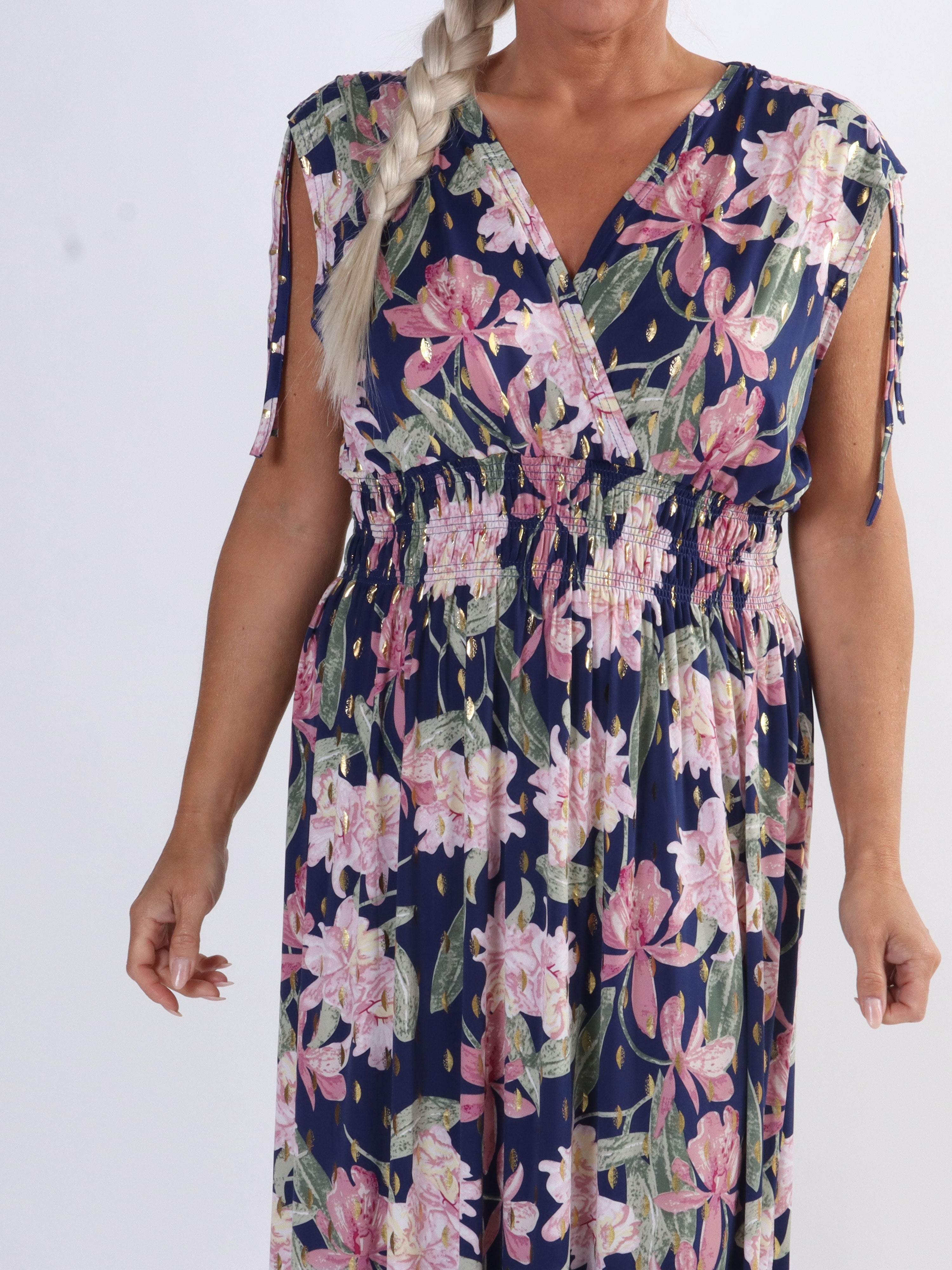 Pams Flower Sleeveless - Lang blomstret plus size kjole i krølfrit stof
